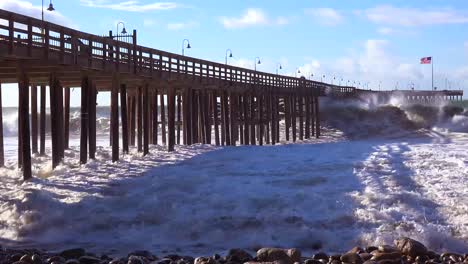 Riesige-Wellen-Krachen-An-Einem-Kalifornischen-Strand-Und-Pier-Während-Eines-Sehr-Großen-Sturmereignisses-6
