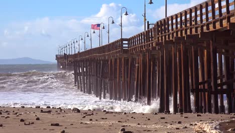 Riesige-Wellen-Krachen-An-Einem-Kalifornischen-Strand-Und-Pier-Während-Eines-Sehr-Großen-Sturmereignisses-9