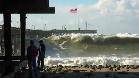 Riesige-Wellen-Krachen-An-Einem-Kalifornischen-Strand-Und-Pier-Während-Eines-Sehr-Großen-Sturmereignisses-10