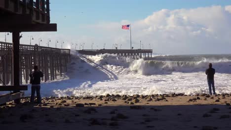 Riesige-Wellen-Stürzen-An-Einem-Kalifornischen-Strand-Und-Pier-Während-Eines-Sehr-Großen-Sturmereignisses-Ab-11