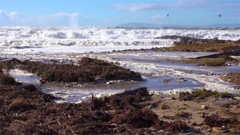 Riesige-Wellen-Krachen-An-Einem-Kalifornischen-Strand-Während-Eines-Sehr-Großen-Sturmereignisses-1