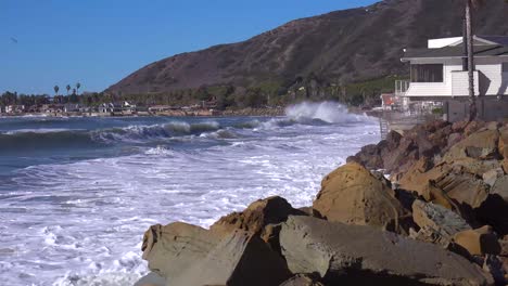 Riesige-Wellen-Und-Brandung-Krachen-Während-Eines-Sehr-Großen-Sturmereignisses-In-Südkalifornien-Strandhäuser-2