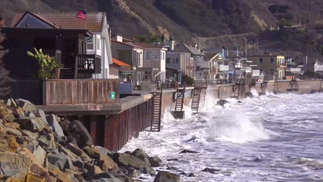 Riesige-Wellen-Und-Brandung-Stürzen-Während-Eines-Sehr-Großen-Sturmereignisses-In-Südkalifornien-Strandhäuser-5