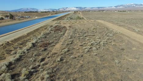 Antenne-über-Dem-Kalifornischen-Aquädukt,-Das-Einem-Von-Dürre-Betroffenen-Staat-Wasser-Liefert