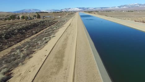 Antenne-über-Dem-Kalifornischen-Aquädukt,-Das-Einem-Von-Dürre-Heimgesuchten-Staat-Wasser-Liefert-2