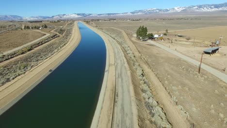 Luftschwenk-über-Dem-Kalifornischen-Aquädukt,-Das-Einem-Von-Dürre-Betroffenen-Staat-Wasser-Liefert-1