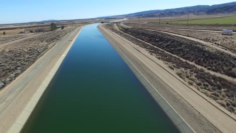 Antenne-über-Dem-Kalifornischen-Aquädukt,-Das-Einem-Von-Dürre-Heimgesuchten-Staat-Wasser-Liefert-3