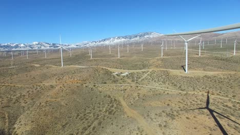 Una-Antena-Sobre-Un-Parque-Eólico-Del-Desierto-De-Mojave-Genera-Energía-Limpia-Para-California