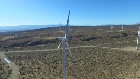 Una-Buena-Antena-Panorámica-Sobre-Un-Parque-Eólico-Del-Desierto-De-Mojave-Genera-Energía-Limpia-Para-California