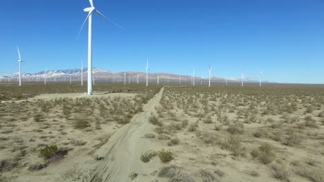 Eine-Gut-Aufsteigende-Antenne-über-Einem-Mojave-Wüsten-Windpark,-Der-Saubere-Energie-Für-Kalifornien-Erzeugt