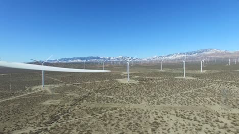 Eine-Antenne-In-Guter-Augenhöhe-über-Einem-Mojave-Wüstenwindpark,-Der-Saubere-Energie-Für-Kalifornien-Erzeugt