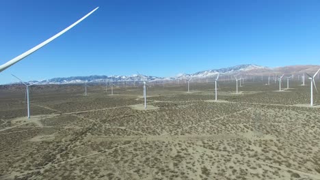 Una-Buena-Antena-A-La-Altura-De-Los-Ojos-Sobre-Un-Parque-Eólico-Del-Desierto-De-Mojave,-Ya-Que-Genera-Energía-Limpia-Para-California-1