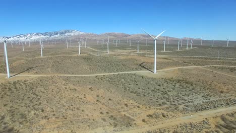 Una-Buena-Antena-Panorámica-De-Alto-ángulo-Sobre-Un-Parque-Eólico-Del-Desierto-De-Mojave,-Ya-Que-Genera-Energía-Limpia-Para-California