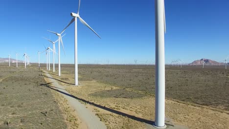 Una-Buena-Antena-Ascendente-Sobre-Un-Parque-Eólico-Del-Desierto-De-Mojave,-Ya-Que-Genera-Energía-Limpia-Para-California-1