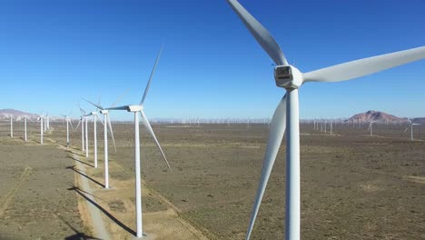 Una-Antena-Estacionaria-De-Alto-ángulo-Sobre-Un-Parque-Eólico-Del-Desierto-De-Mojave,-Ya-Que-Genera-Energía-Limpia-Para-California