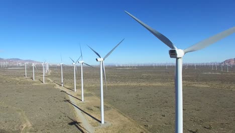 Una-Antena-De-Alto-ángulo-Sobre-Un-Parque-Eólico-Del-Desierto-De-Mojave,-Ya-Que-Genera-Energía-Limpia-Para-California
