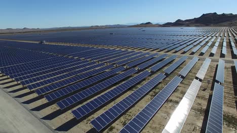 Eine-Antenne-über-Einem-Solarpark-In-Der-Kalifornischen-Mojave-Wüste