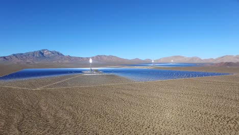 Eine-Wunderschöne-Antenne-über-Einem-Riesigen-Solarpark-In-Der-Mojave-Wüste