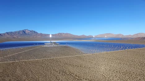 Una-Hermosa-Antena-Sobre-Una-Vasta-Granja-De-Energía-Solar-Concentrada-En-El-Desierto-De-Mojave-1