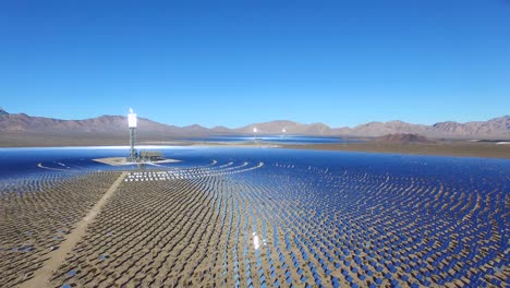 Eine-Wunderschöne-Antenne-über-Einem-Riesigen-Solarpark-In-Der-Mojave-Wüste-3