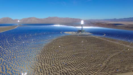 Una-Hermosa-Antena-Sobre-Una-Gran-Granja-De-Energía-Solar-Concentrada-En-El-Desierto-De-Mojave-4
