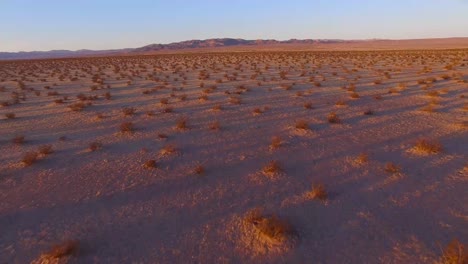 Eine-Wunderschöne,-Sich-Schnell-Bewegende-Niedrige-Antenne-über-Der-Mojave-Wüste-Bei-Sonnenaufgang-Oder-Sonnenuntergang-1