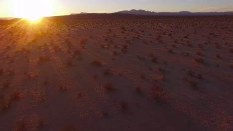 Eine-Schöne-Sich-Schnell-Bewegende-Niedrige-Antenne-über-Der-Mojave-Wüste-Bei-Sonnenaufgang-Oder-Sonnenuntergang-2