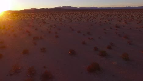 Una-Hermosa-Antena-Baja-De-Movimiento-Rápido-Sobre-El-Desierto-De-Mojave-Al-Amanecer-O-Al-Atardecer-4