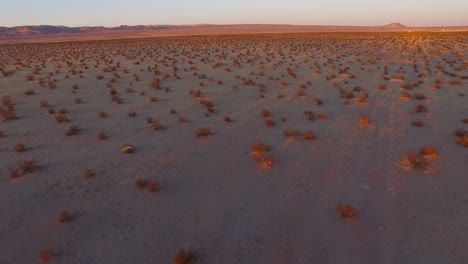 Eine-Schöne-Sich-Schnell-Bewegende-Niedrige-Antenne-über-Der-Mojave-Wüste-Bei-Sonnenaufgang-Oder-Sonnenuntergang-5