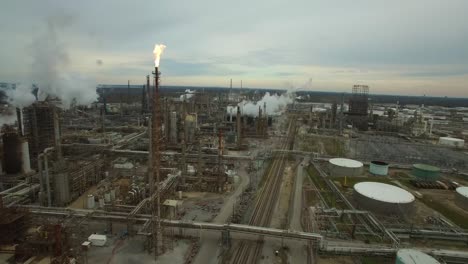 Excellent-vista-aérea-over-huge-industrial-oil-refinery-with-gas-torch-burning