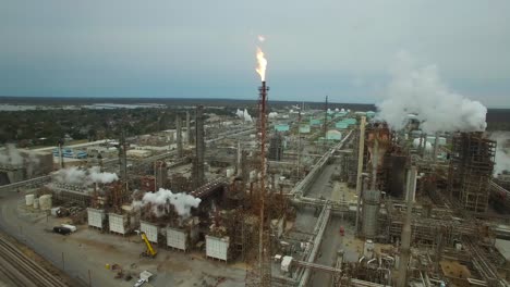 Excellent-vista-aérea-over-huge-industrial-oil-refinery-with-gas-torch-burning-2