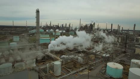 Ausgezeichnete-Antenne-über-Einer-Riesigen-Industriellen-Ölraffinerie-Mit-Aufsteigendem-Rauch-Und-Schadstoffen