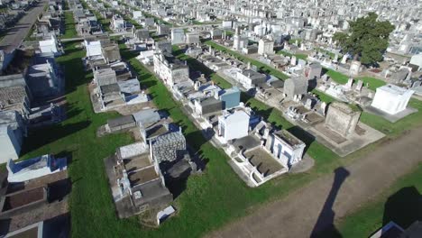 Eindringliche-Niedrige-Luftaufnahme-über-Einem-New-Orleans-Friedhof-Mit-Erhöhten-Grabsteinenstone