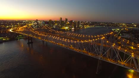 Schöne-Aufgehende-Nachtluftaufnahme-Der-Crescent-City-Bridge-über-Den-Mississippi-River,-Die-Die-Skyline-Von-New-Orleans-Louisiana-Enthüllt-1