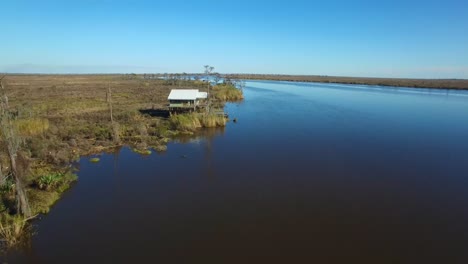 Eine-Antenne-über-Dem-Louisiana-Bayou-Zeigt-Ein-Haus-Auf-Stelzen-1