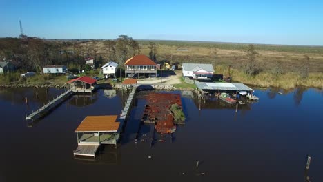 Eine-Stationäre-Luftaufnahme-über-Dem-Louisiana-Bayou-Zeigt-Eine-Lokale-Gemeinde