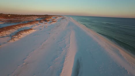 Eine-Schöne-Luftaufnahme-über-Weißen-Sandstränden-Bei-Sonnenuntergang-In-Der-Nähe-Von-Pensacola-Florida