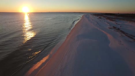 Eine-Schöne-Luftaufnahme-über-Weißen-Sandstränden-Bei-Sonnenuntergang-In-Der-Nähe-Von-Pensacola-Florida-1
