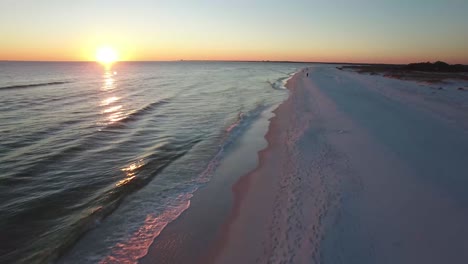 Eine-Schöne-Luftaufnahme-über-Weißen-Sandstränden-Bei-Sonnenuntergang-In-Der-Nähe-Von-Pensacola-Florida-3