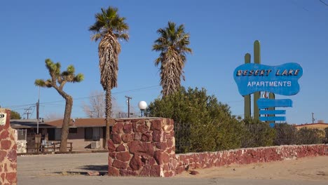 Un-Viejo-Motel-De-Carretera-Del-Desierto-Con-Palmeras