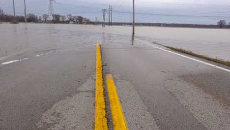 Hochwasser,-Das-Eine-Straße-Während-Intensiver-Stürme-In-Missouri-Im-Jahr-2016-Ausspült