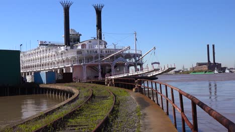Ein-Mississippi-Flussboot-Liegt-An-Einem-Dock-In-Der-Nähe-Von-New-Orleans-Louisiana