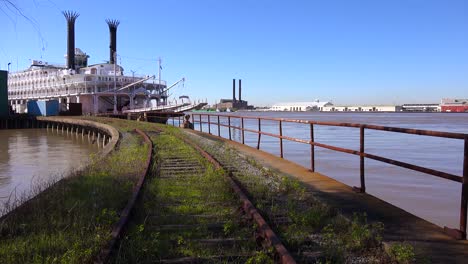 Ein-Mississippi-Flussboot-Sitzt-An-Einem-Dock-In-Der-Nähe-Von-New-Orleans-Louisiana-1