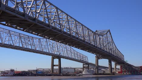 Frachtschiffe-Und-Andere-Boote-Fahren-Unter-Der-Crescent-City-Bridge-Mit-New-Orleans-Louisiana-Im-Hintergrund