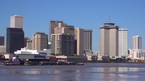 Establecimiento-De-Tiro-De-La-Ciudad-De-Nueva-Orleans-Con-Barcazas-En-El-Primer-Plano-Del-Río-Mississippi