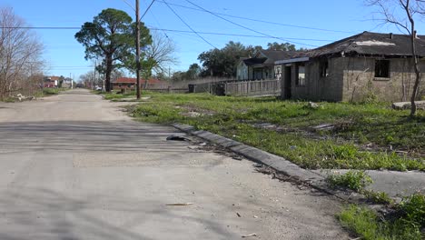 Häuser-Stehen-Inmitten-Leerer-Und-Unbebauter-Grundstücke-Im-Unteren-9.-Bezirk-Von-New-Orleans-Louisiana-Post-Katrina