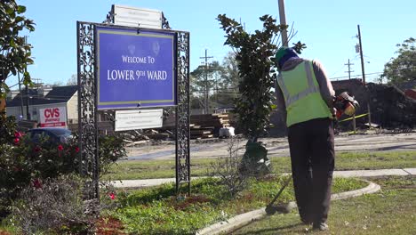 Arbeiter-Räumen-Auf-Und-Verschönern-Die-Untere-9.-Gemeinde-Von-New-Orleans-Louisiana-Post-Katrina