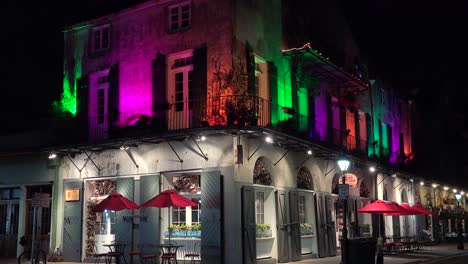 Un-Edificio-Colorido-Y-Brillantemente-Iluminado-En-El-Barrio-Francés-De-Nueva-Orleans