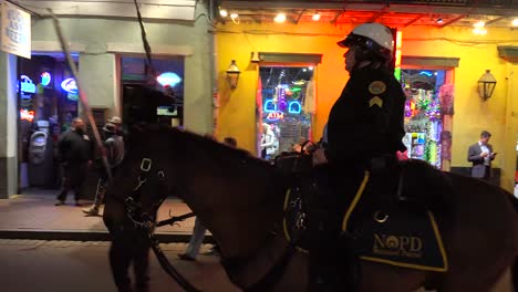 Berittene-Polizeipatrouillen-Auf-Der-Bourbon-Street-In-New-Orleans-In-Der-Nacht