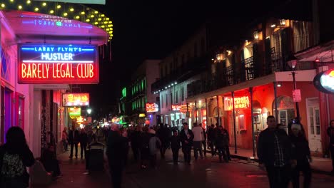 Estableciendo-Tiro-De-Bourbon-Street-En-Nueva-Orleans-En-La-Noche-2